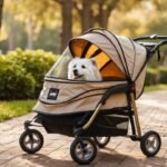 Kleine witte senior hond zit comfortabel in een beige hondenbuggy op een zonnig parkpad, omringd door bomen en zacht licht.